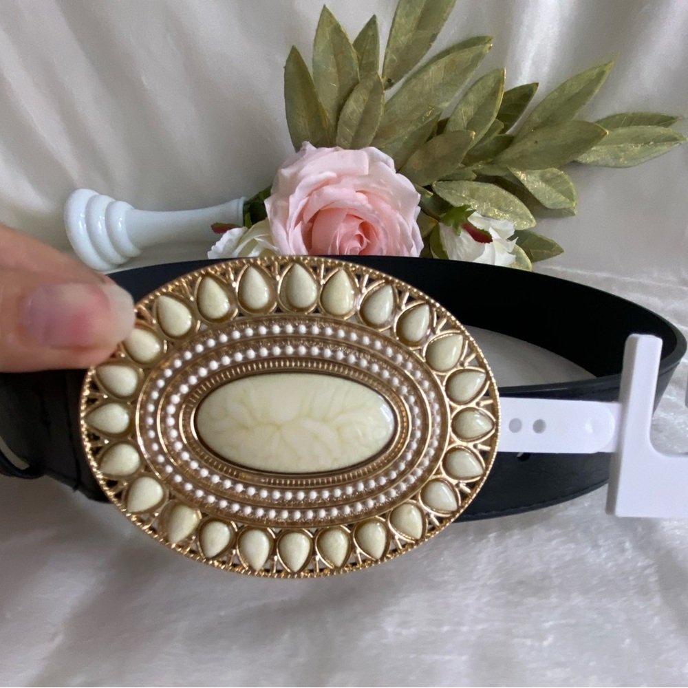 JESSICA SIMPSON Elegant Black and Gold Belt with Cream Accents